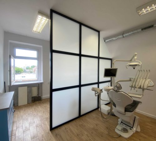 ścianka działowa w gabinecie dentystycznym z profili aluminiowych